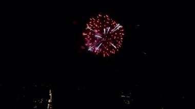 Yeni yıl havai fişek, havai fişek iç görünümü, piroteknik renkli yanıp söner.