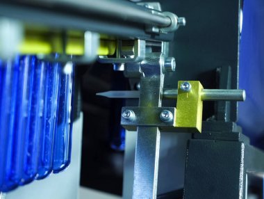 Plastik şişelerde doldurma hattı. Sıvı Dolum