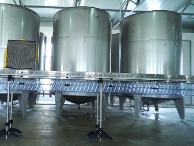 Pet şişede köpüklü su dolum hattı. Mini fabrika için