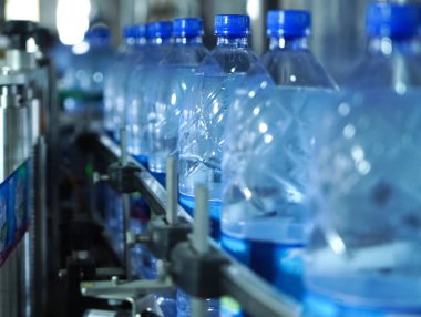 Pet şişede köpüklü su dolum hattı. Mini fabrika için