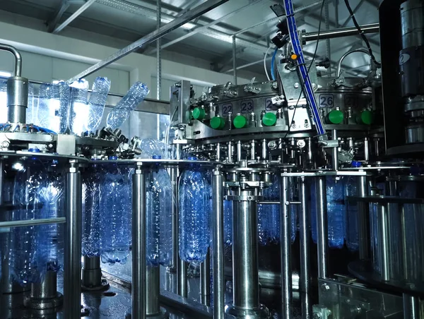 Vullijn van bruisend water in PET-fles. Mini fabriek voor — Stockfoto