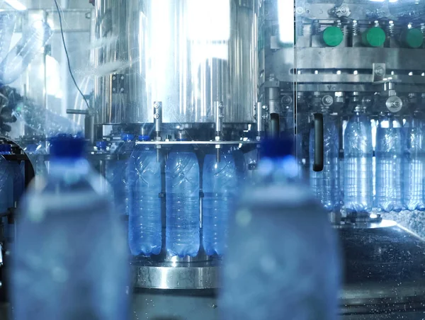 Vullijn van bruisend water in PET-fles. Mini fabriek voor — Stockfoto