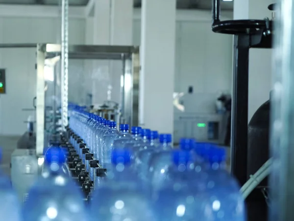 Vullijn van bruisend water in PET-fles. Mini fabriek voor — Stockfoto