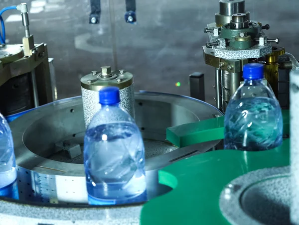 Pet şişede köpüklü su dolum hattı. Mini fabrika için — Stok fotoğraf
