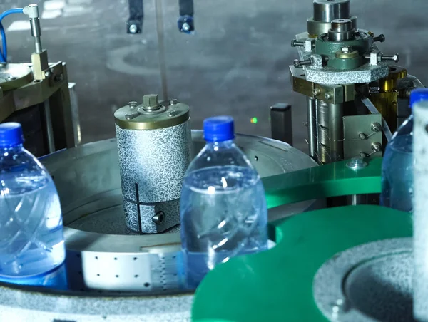 Vullijn van bruisend water in PET-fles. Mini fabriek voor — Stockfoto