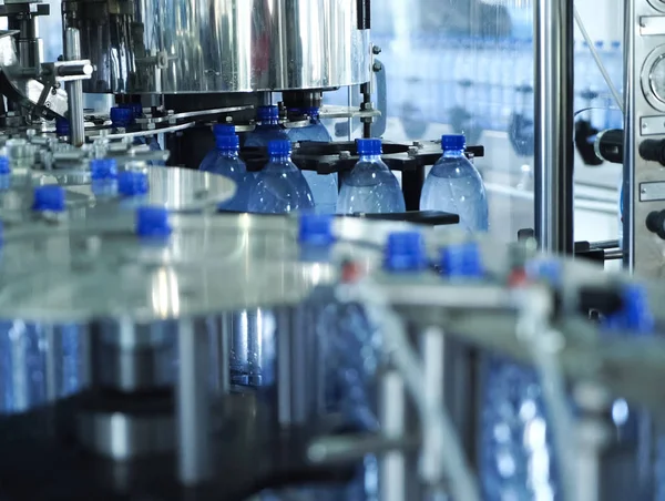Vullijn van bruisend water in PET-fles. Mini fabriek voor BOTTEL water. — Stockfoto