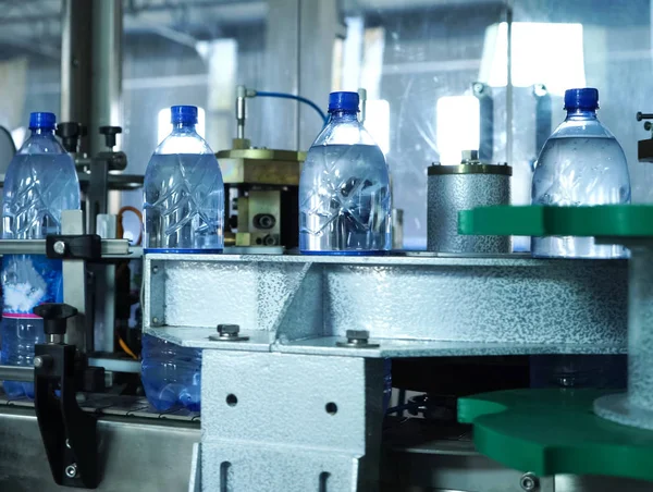 Pet şişede köpüklü su dolum hattı. Şişeleme suyu için mini fabrika.