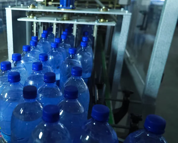 Vullijn van bruisend water in PET-fles. Mini fabriek voor BOTTEL water. — Stockfoto