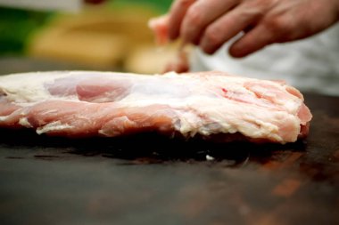 Masada domuz eti kes. Çiğ domuz eti.