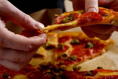 Kutuda teslim pizza, lezzetli pizza.