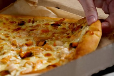 Kutuda teslim pizza, lezzetli pizza.