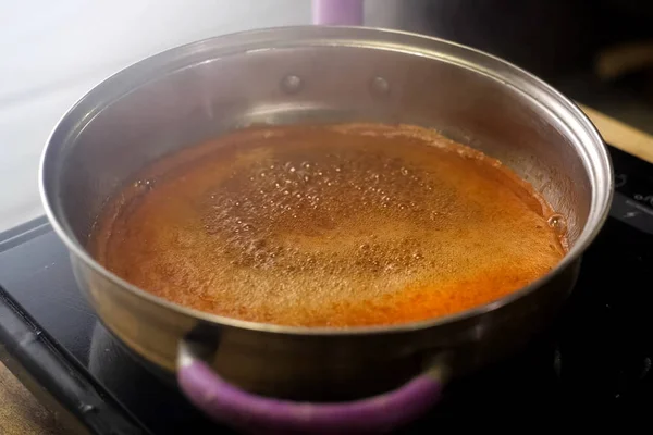 Marmellata bollente, marmellata per incepparsi. bollente sul fuoco in lamiera d'acciaio . — Foto Stock