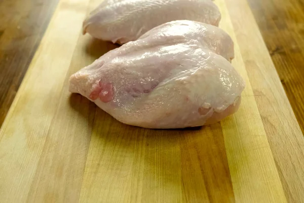 Pechuga de pollo, carne de pollo en la tabla de cortar — Foto de Stock