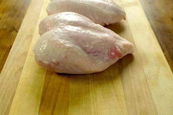 Broiler göğüs, kesme tahtası üzerinde tavuk eti — Stok fotoğraf