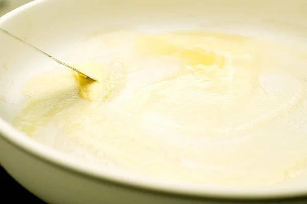 La mantequilla en la cacerola, ponen la mantequilla en la cacerola antes de comenzar a freír — Foto de Stock