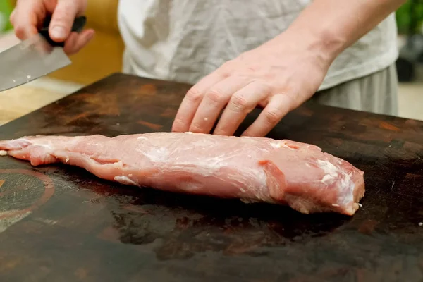 Cortar trozo de carne de cerdo en la mesa. Carne de cerdo cruda . — Foto de Stock