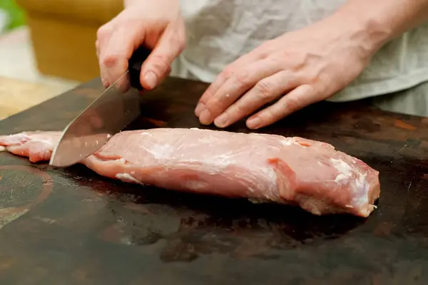Нарізати шматочок свинячого м'яса на столі. Сира свинина . — стокове фото