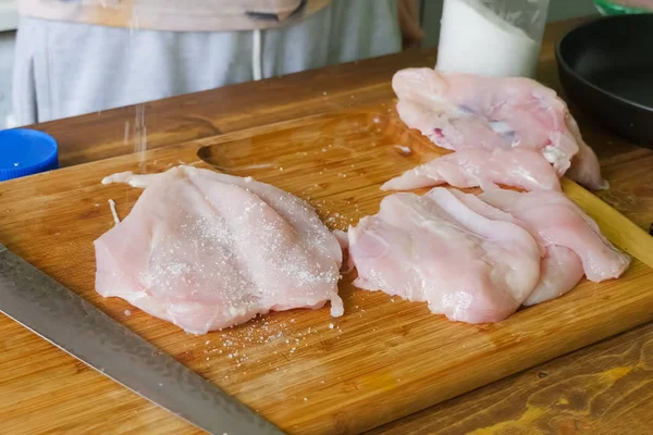 Styckning av fjäderfäkött. Broilerbröst, kycklingkött på styckning bo — Stockfoto