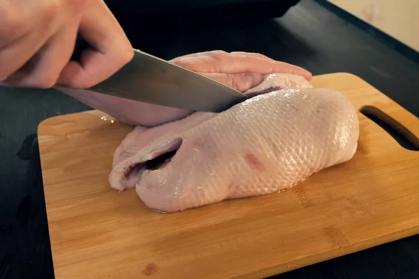 家禽肉を切る。ブロイラー胸肉、鶏肉の切削ボ — ストック写真
