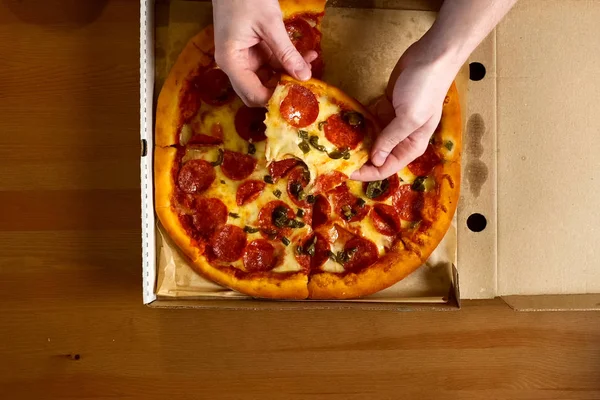 Pizza consegnata in scatola, deliziosa pizza . — Foto Stock