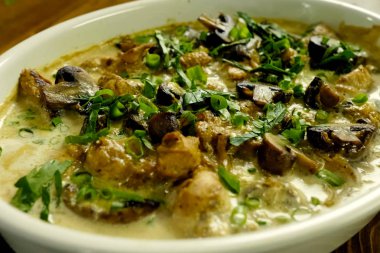 Mantar, süt ve soğan ile kızarmış tavuk.