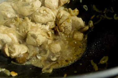 Mantarlı tavuk parçaları, bir fincan süt