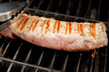 ızgara domuz eti. et üzerinde baharatlar.