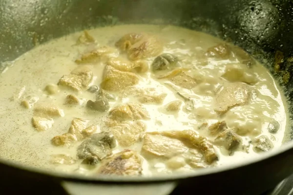 Pezzi fritti di pollo con funghi, nel latte in una tazza — Foto Stock