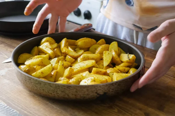 Stekt potatis med kryddor i stekpanna. Kryddor på potatisen. — Stockfoto