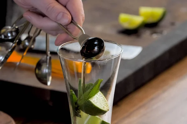 Making cocktail of mint and lemon. — Stock Photo, Image