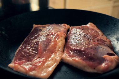 Tavada tavuk göğsü dilimleri. Kızarmış kümes hayvanı eti.