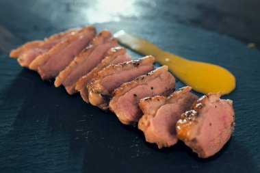 Masada biraz kızarmış domuz parçaları.