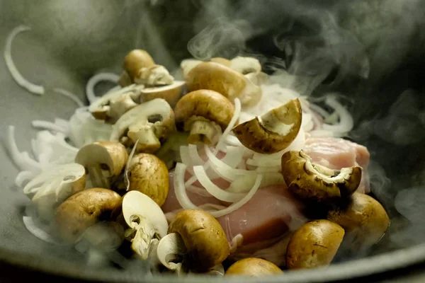 Pollo arrosto con funghi e cipolle . — Foto Stock