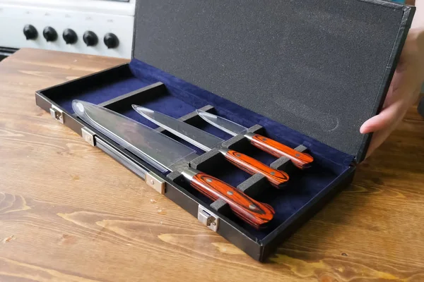 Conjunto de três facas de cozinha. utensílios de cozinha — Fotografia de Stock