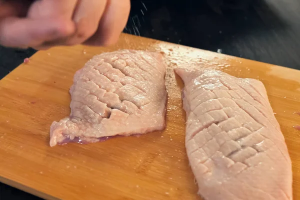 Rebanar pechugas de pollo en la tabla de cortar, cocinar carne de aves . — Foto de Stock