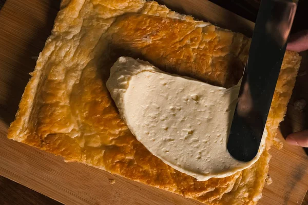Smearing crema peste straturile de aluat de tort. Plăcintă de umplere . — Fotografie, imagine de stoc