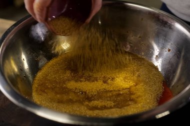 fincan içine baharat dökün. yemek pişirme.