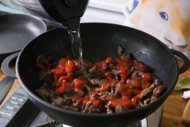 Tavada kavrulmuş domuz eti. Domuz