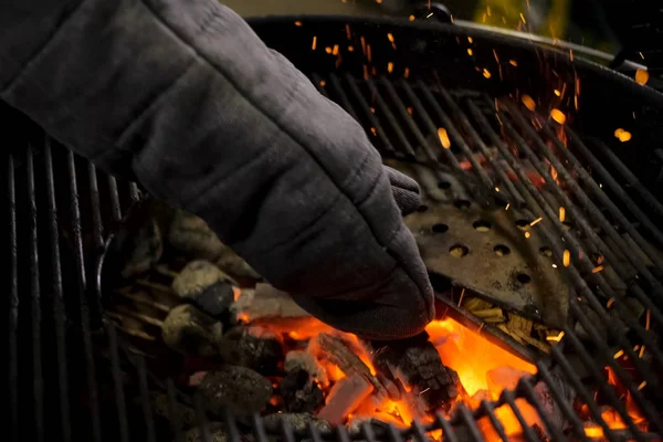 Heiße Kohlen auf den Grill, Spargel in ein Gefäß auf Kohlen legen. — Stockfoto