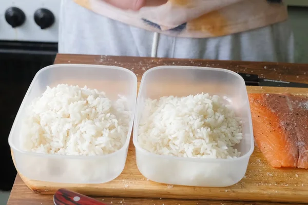 Porridge di riso in contenitori di plastica, preparare il cibo — Foto Stock