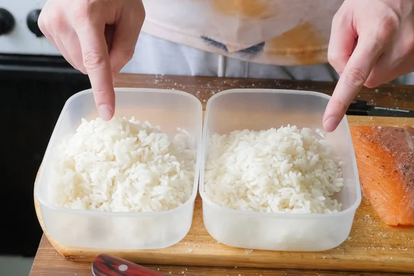 Рисовая каша в пластиковых контейнерах, приготовление пищи — стоковое фото