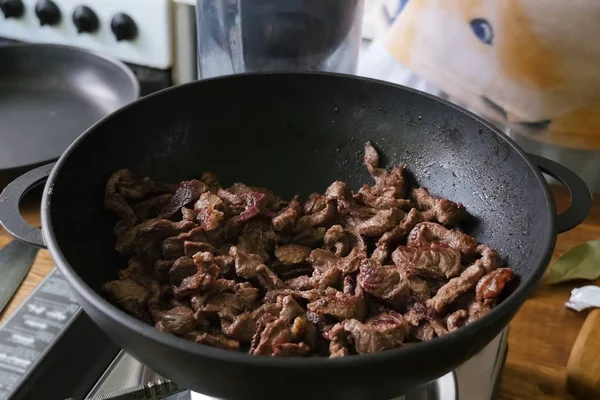 Pieczone mięso wieprzowe na patelni. Wieprzowina — Zdjęcie stockowe