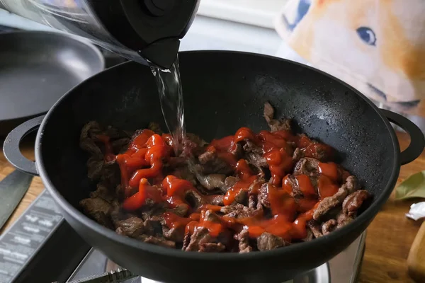 Tavada kavrulmuş domuz eti. Domuz