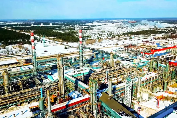 Нефтеперерабатывающий и нефтехимический завод — стоковое фото