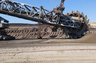bir taş ocağında bir kova tekerlek ekskavatör çalışmaları. Bir taş ocağında cevher madenciliği.