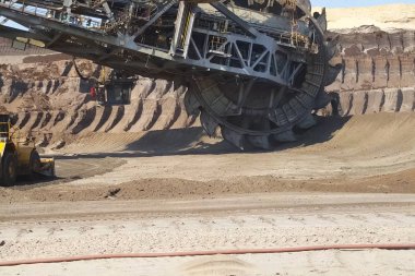 bir taş ocağında bir kova tekerlek ekskavatör çalışmaları. Bir taş ocağında cevher madenciliği.