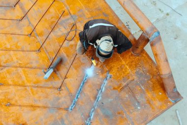 Kaynakçı işinde. kaynakçı metal pişirme.