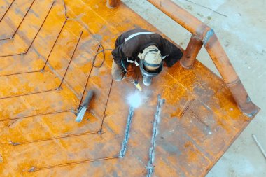 Kaynakçı işinde. kaynakçı metal pişirme.