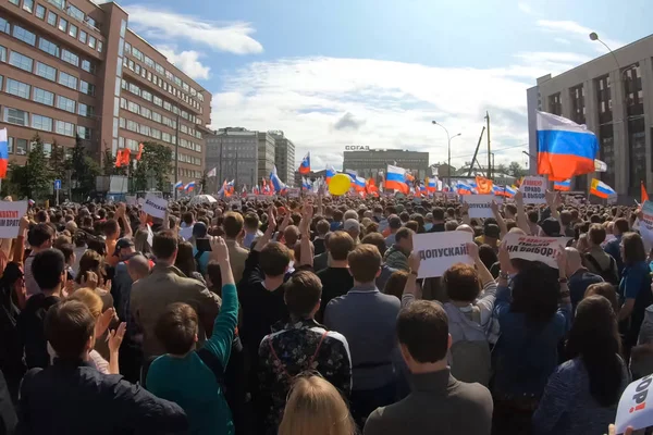 Οι άνθρωποι σε μια συγκέντρωση στη Μόσχα αντιτίθενται στην απομάκρυνση ανεξάρτητων υποψηφίων για εκλογές στην πόλη της Μόσχας. — Φωτογραφία Αρχείου