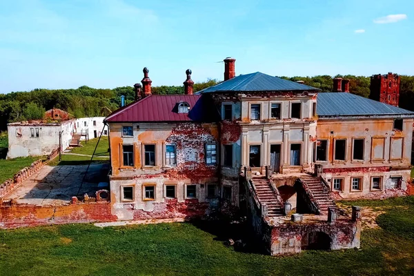 Old ruined house of the 19th century. Old house and stables by the river. — Stock Photo, Image